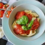 Sugo di pomodoro fresco con basilico, ingredienti per un piatto italiano autentico.