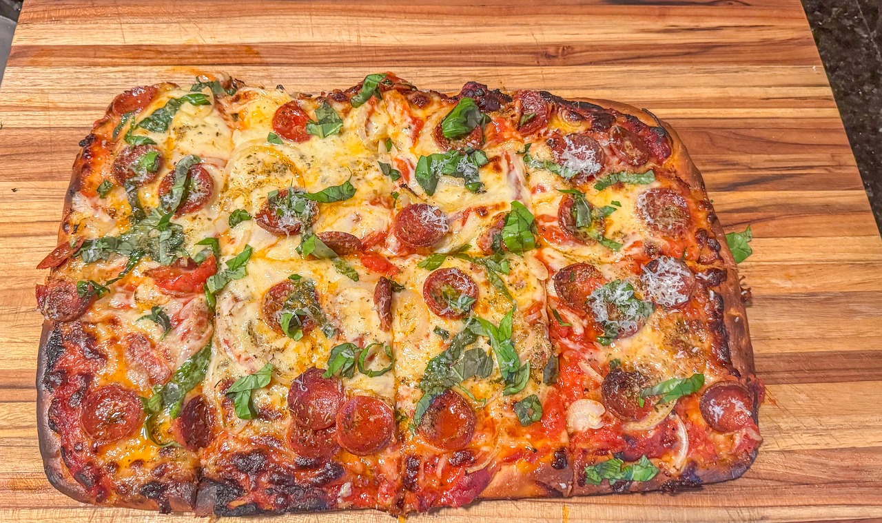 Pizza in teglia con bordo dorato e ingredienti freschi, simbolo di una lievitazione non ottimale.