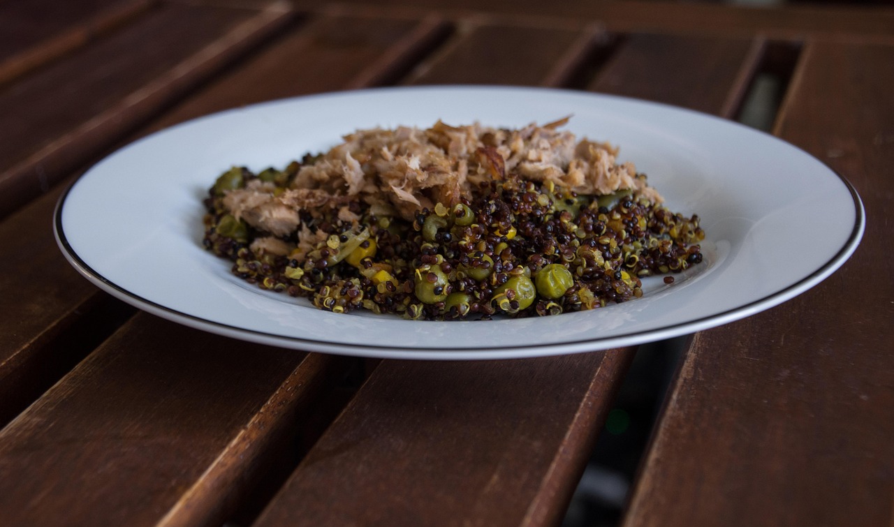 Piatto di lenticchie e quinoa con verdure fresche, ideale per una cena leggera e gustosa.