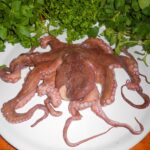 Polpo cotto perfettamente, tenero e succulento, su un piatto elegante.