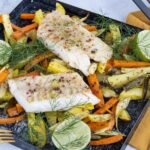 Filetti di merluzzo al forno dorati e succulenti, pronti da servire con contorni freschi.