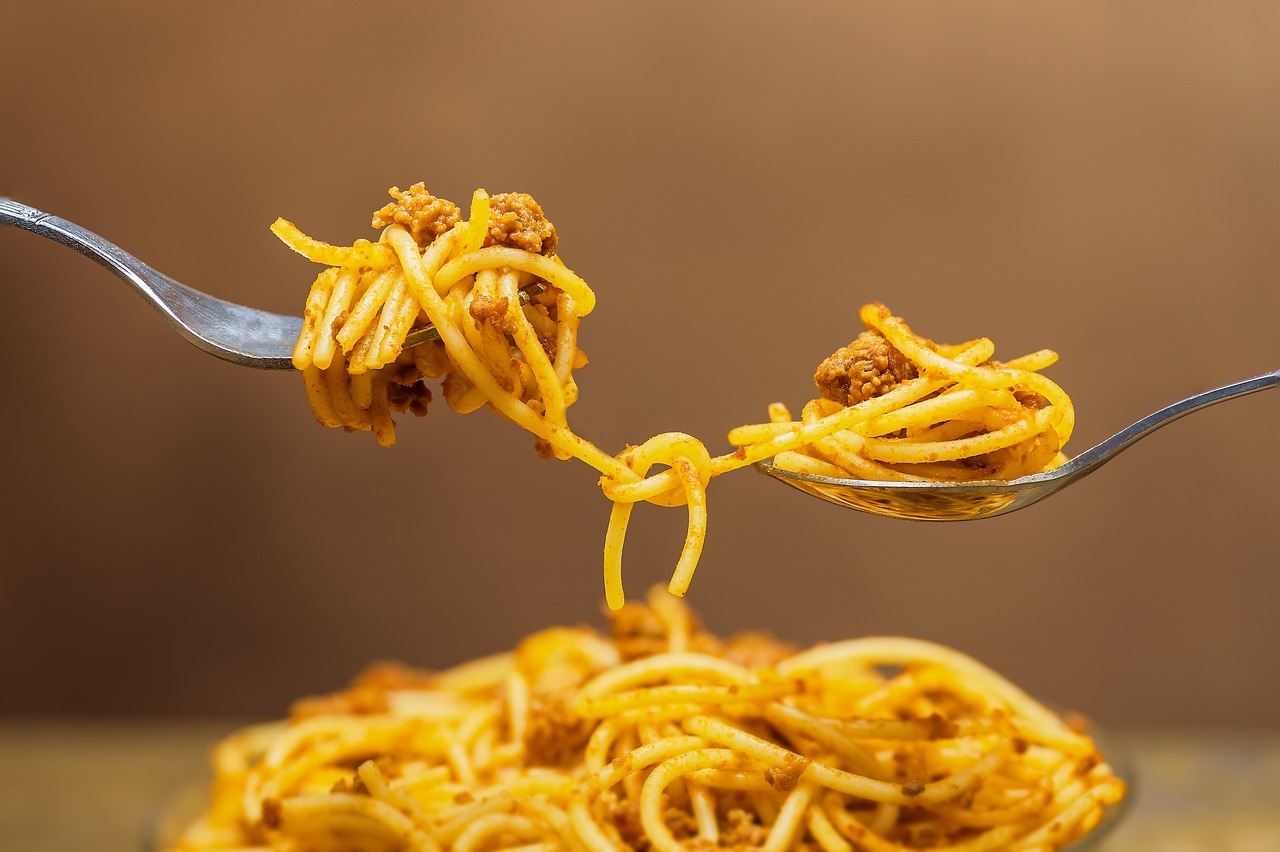 Spaghetti al tonno con soffritto di cipolla, piatto gustoso e ricco di sapore.
