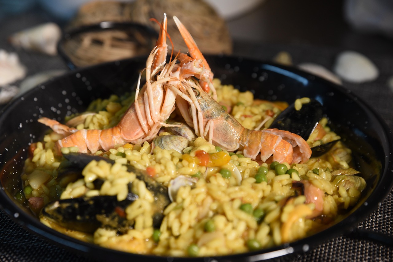 Risotto ai frutti di mare con gamberi, cozze e vongole, servito in un piatto bianco.