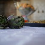 Padellata di carciofi alla romanesca, piatto tipico con carciofi freschi e condimenti tradizionali.