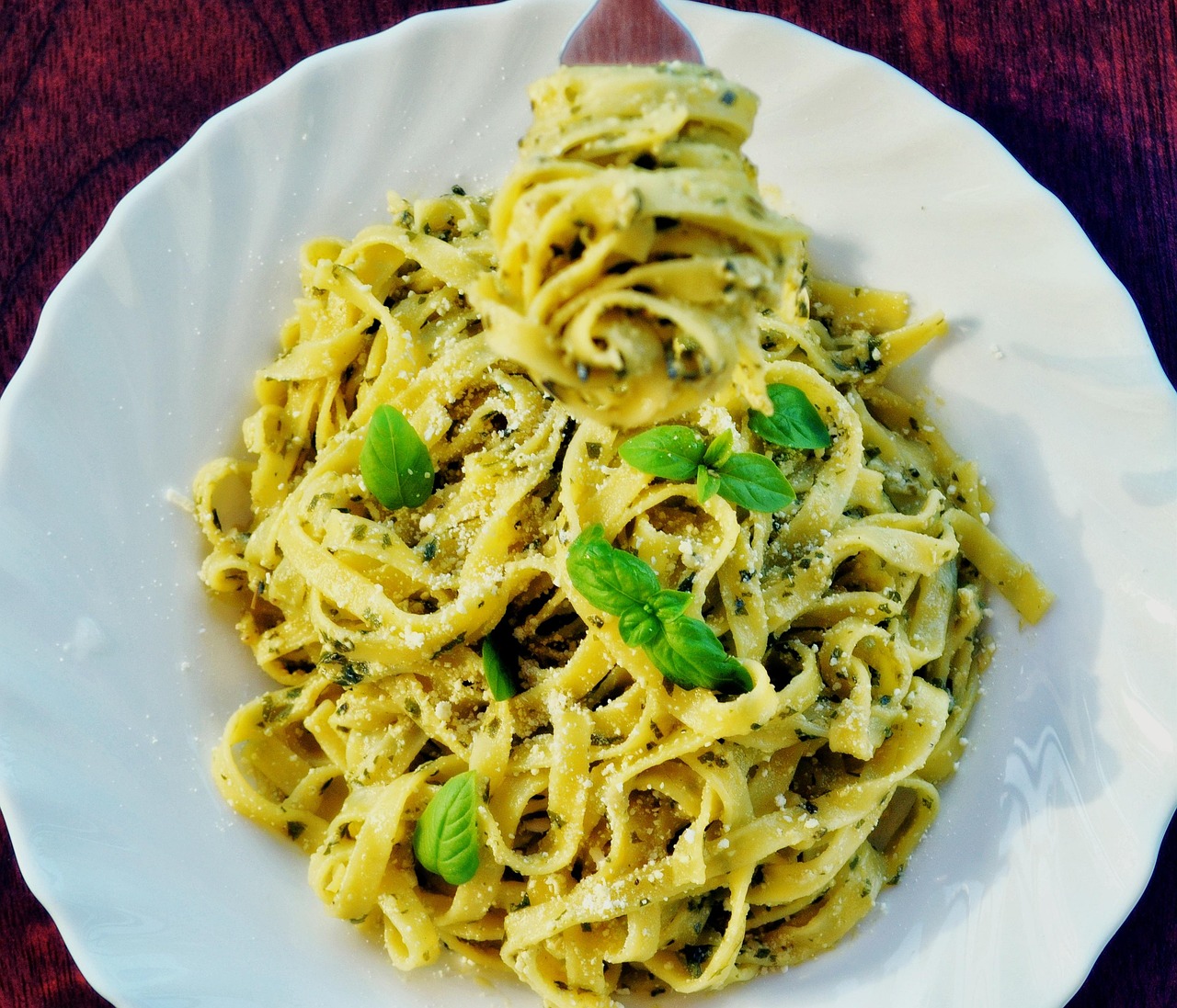 Pasta con pesto di zucchine, piatto leggero e colorato, servito in una ciotola.