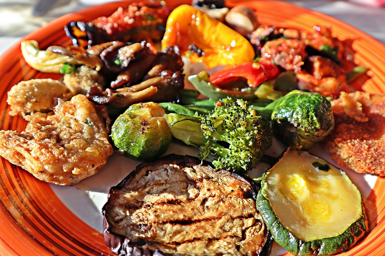 Verdure arrostite senza olio, colorate e appetitose, pronte da servire in un piatto elegante.