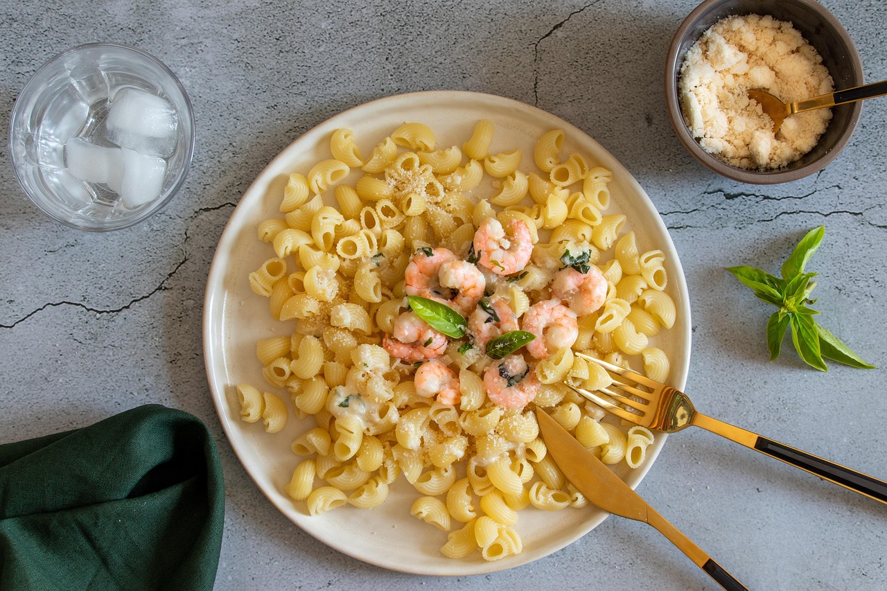 Pasta con crema di gamberi, piatto colorato e appetitoso, pronto per essere servito.