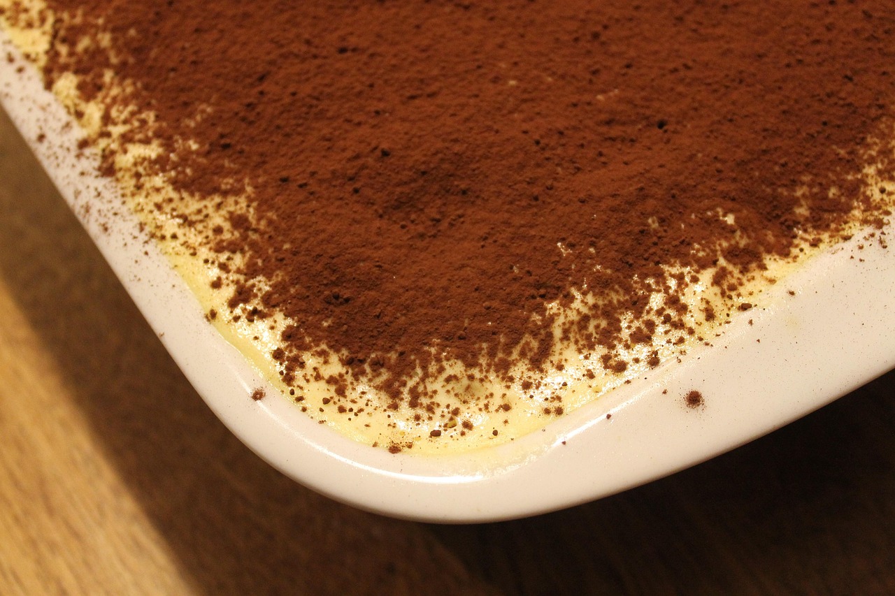 Tiramisù con strati di crema e cacao, evidenziando l'importanza della cremosità nella preparazione.
