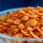 Lenticchie stufate con pomodoro servite in un piatto rustico, pronte per essere gustate.