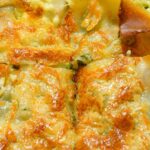 Lasagne al pesto di pistacchi servite su un piatto elegante, pronte per sorprendere gli ospiti.