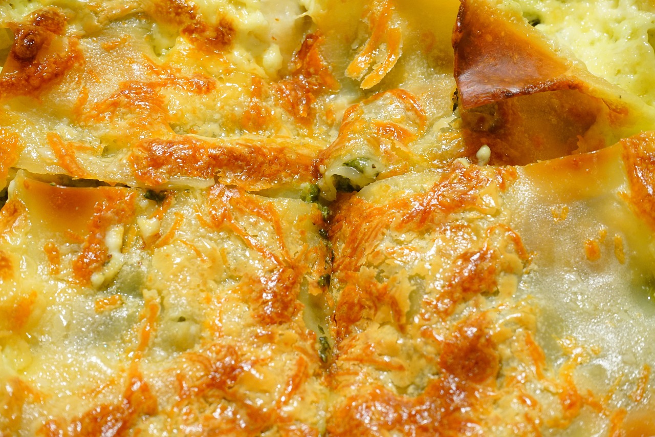 Lasagne al pesto di pistacchi servite su un piatto elegante, pronte per sorprendere gli ospiti.