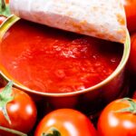 Pomodori pelati freschi pronti per preparare un sugo dal sapore delicato e senza acidità.