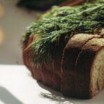 Piatto con verdure e proteine, rappresenta una cena senza pane dopo una settimana di dieta.