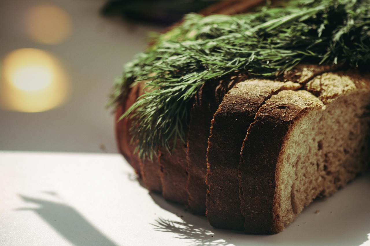 Piatto con verdure e proteine, rappresenta una cena senza pane dopo una settimana di dieta.