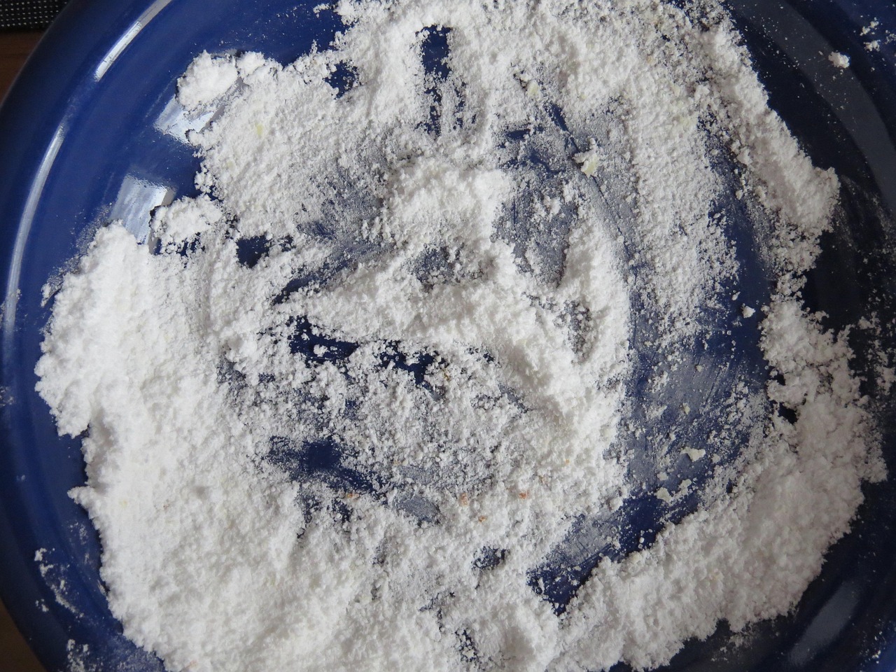 Frittura leggera di verdure con farina di riso su un piatto rustico.