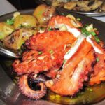 Polpo alla griglia con texture gommosa, evidenziando l'errore di cottura.