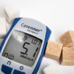 Immagine di un dietista che consiglia cibi salutari per ridurre la glicemia rapidamente.