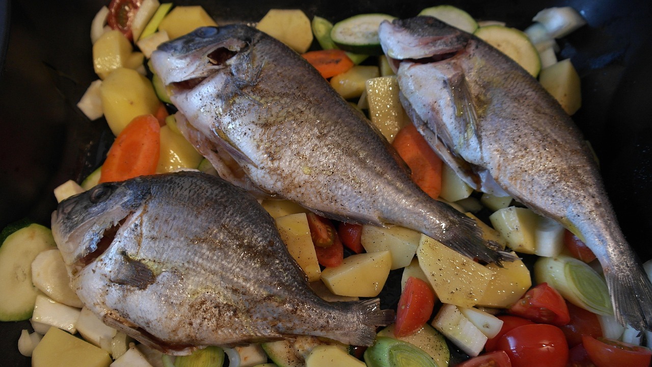 Pesce cucinato in padella senza attaccarsi, con un metodo efficace e visibile.