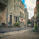 Paesaggio pittoresco di un villaggio autentico, con case storiche e strade acciottolate.