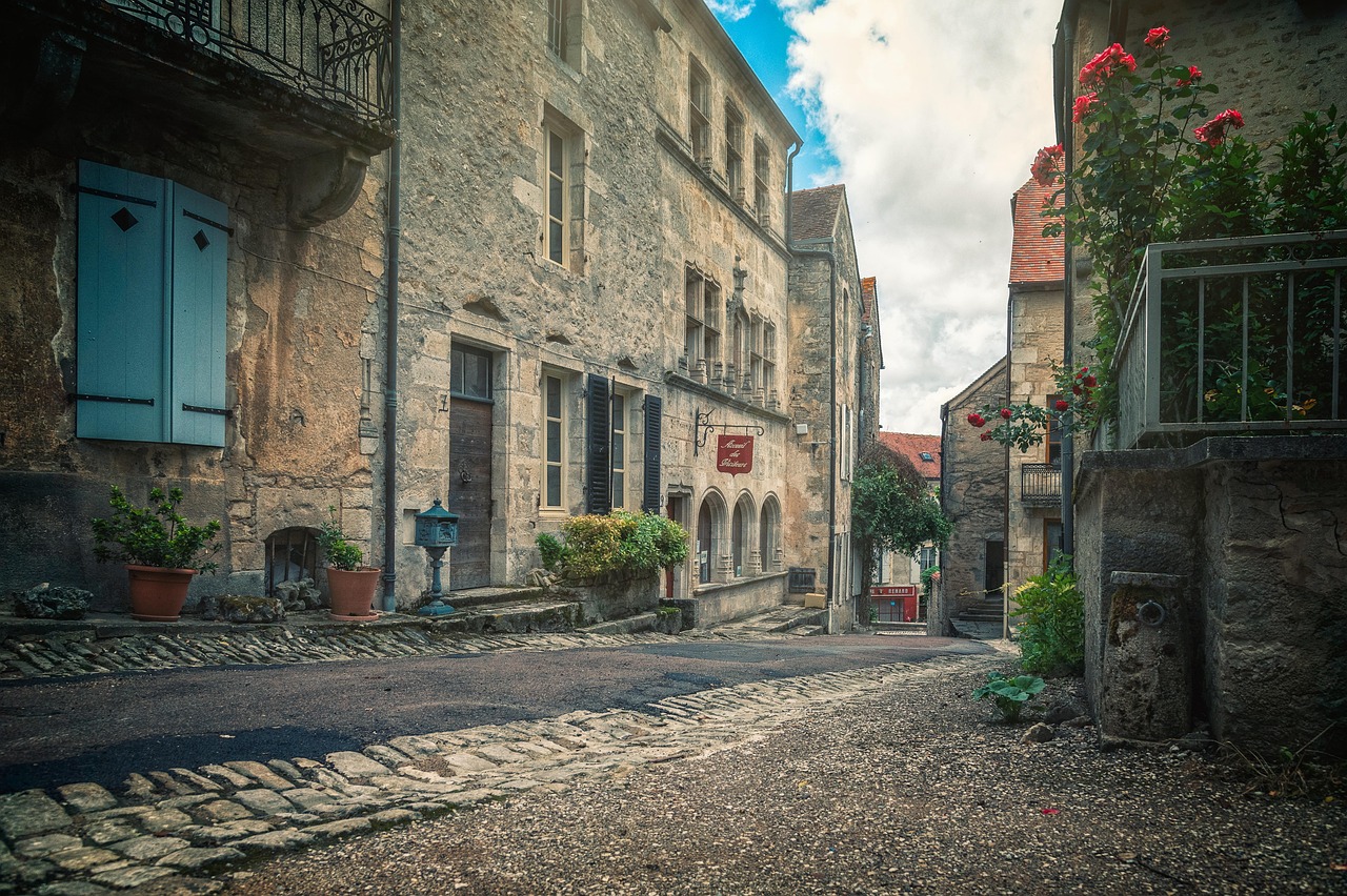 Paesaggio pittoresco di un villaggio autentico, con case storiche e strade acciottolate.