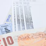 Immagine di un'auto con il simbolo della libertà, rappresentando l'esenzione dal bollo auto per i settantenni dal 2026.