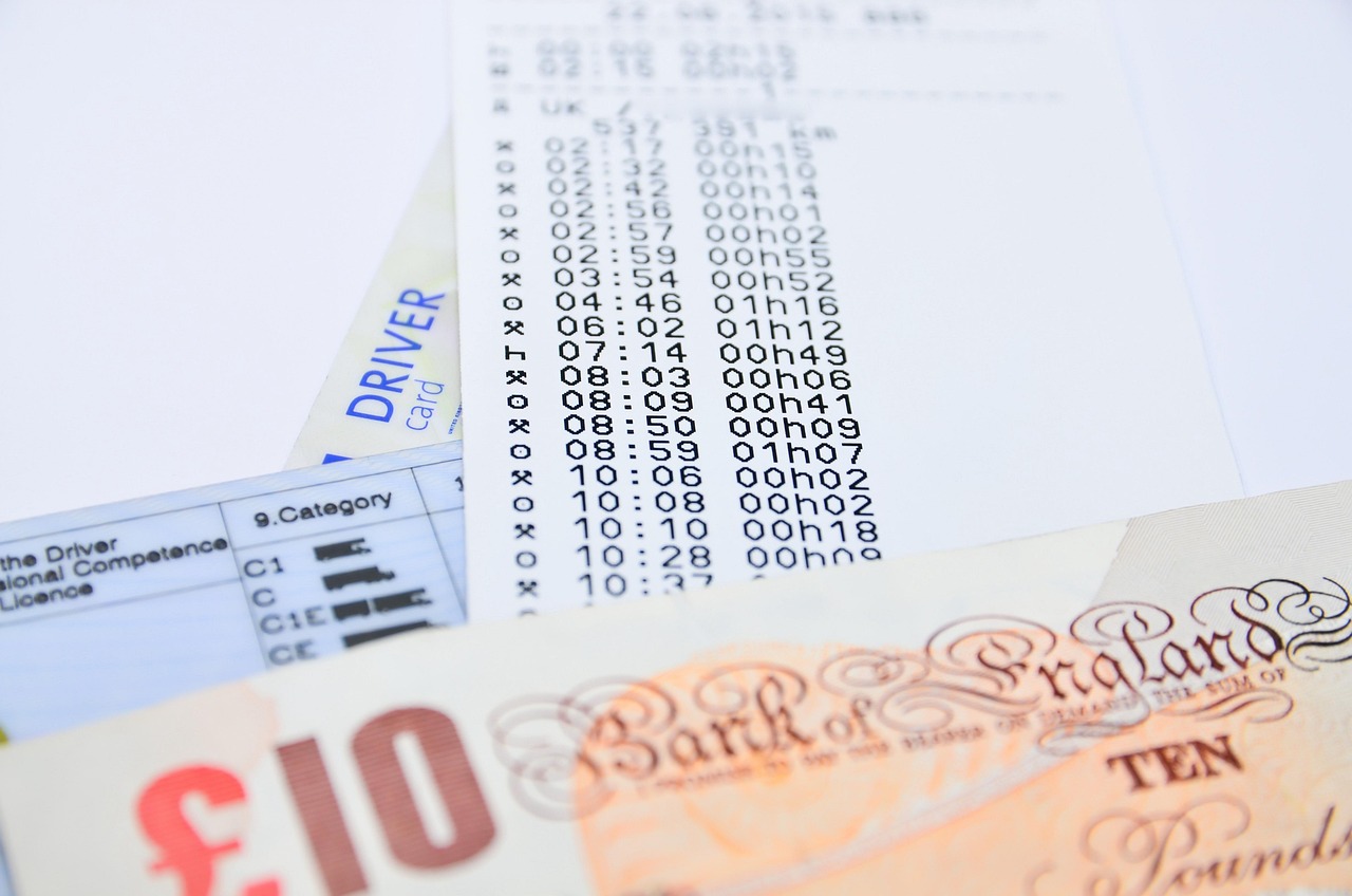 Immagine di un'auto con il simbolo della libertà, rappresentando l'esenzione dal bollo auto per i settantenni dal 2026.