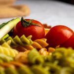 Pasta al pomodoro servita in un piatto, con basilico fresco, simbolo di una dieta per la glicemia.