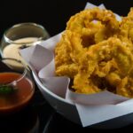 Preparazione della pastella per calamari fritti in una ciotola con ingredienti freschi.