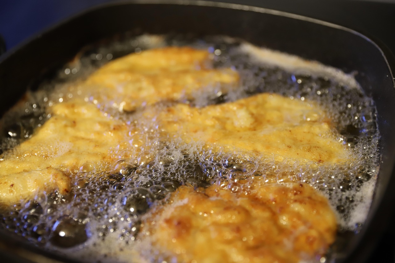 Immagine di un piatto di verdure croccanti preparate con il metodo di frittura senza olio.