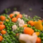 Verdure molli su un tagliere, evidenziando il problema della freschezza e conservazione.