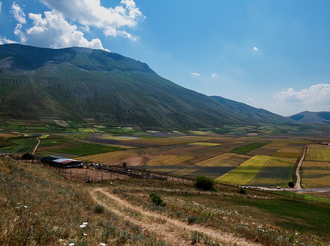 Paesaggio incantevole di un villaggio pittoresco immerso nella natura, con colori vivaci e architettura affascinante.