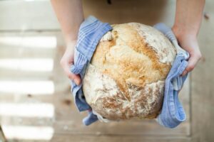 Pane lievitato perfettamente, con una crosta dorata e soffice, in un ambiente caldo e accogliente.