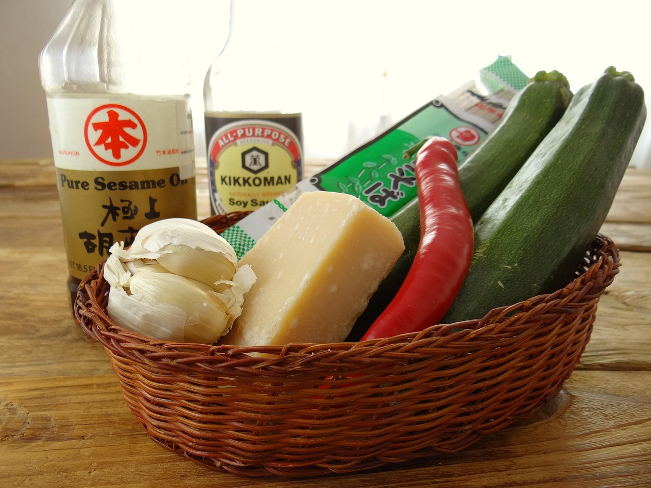 Torta salata con zucchine e stracchino, perfetta per un pranzo estivo.