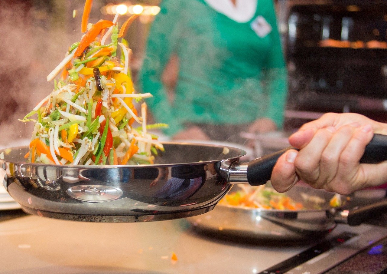 Pentola con soffritto di verdure in preparazione, evidenziando errori comuni nella cucina.