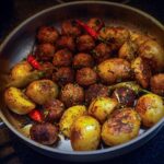 Patate schiacciate dorate e croccanti servite su un piatto, pronte per essere gustate.