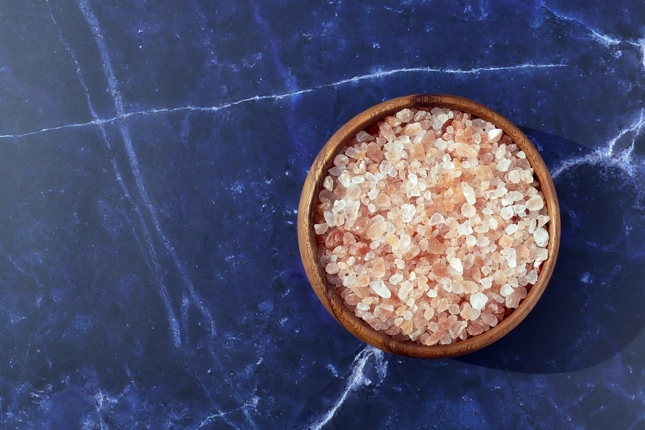 Un confronto tra sale rosa dell'Himalaya e sale marino in un barattolo.
