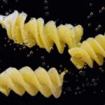 Pasta cotta in una pentola con acqua salata, evitando che si attacchi.