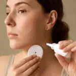 Come si pulisce un dermal piercing senza danneggiare la pelle: le tecniche precise suggerite dagli esperti